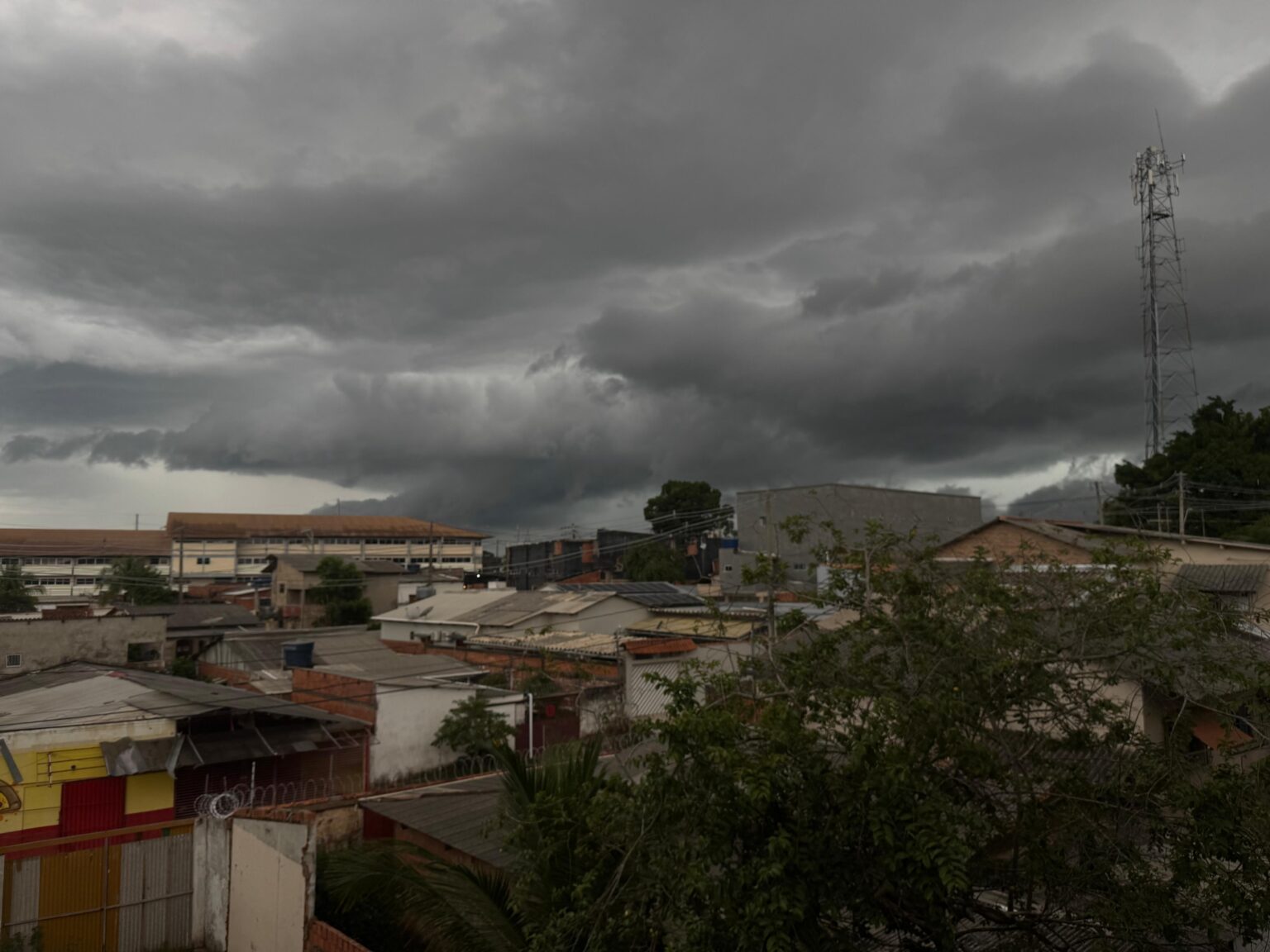 Polar wave advances through Acre and changes the weather with heavy rains and mild weather this Tuesday