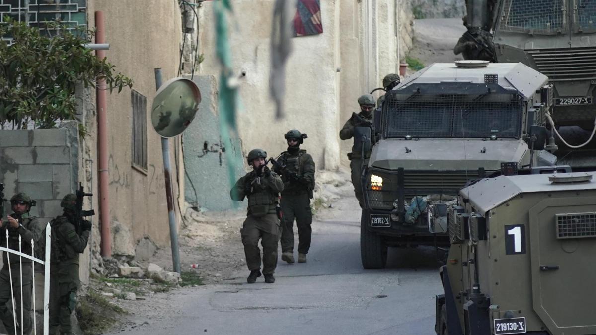 They investigate the execution of two unarmed Palestinians in Jenin at the hands of Israeli army soldiers