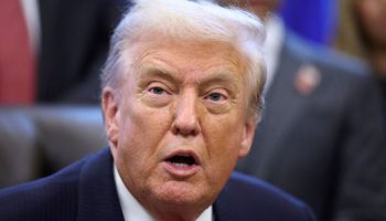 Τα emails του Έπσταϊν που καίνε τον Τραμπ – «Γνώριζε για τα κορίτσια»