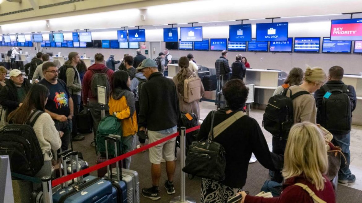 The US will reduce the activity of 40 airports by 10% due to the government closure, the longest in its history

