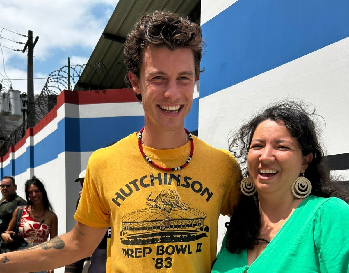 Shawn Mendes visits the Chico Mendes Committee space at COP30 and takes a photo with the environmentalist's granddaughter
