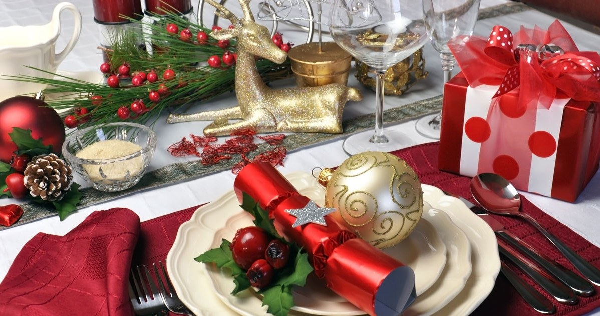 After bathing in a citric acid solution, the cutlery will delight with its shine and cleanliness on the Christmas Eve table.