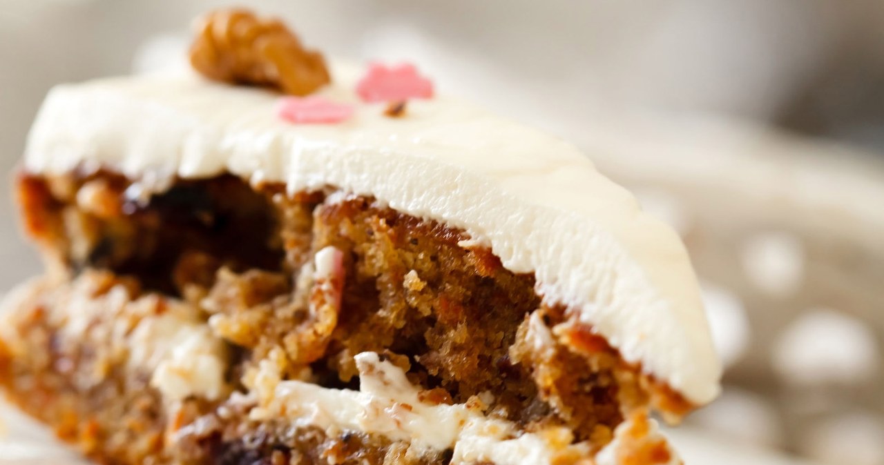 Carrot cake with nut cream will delight your guests /123RF/PICSEL