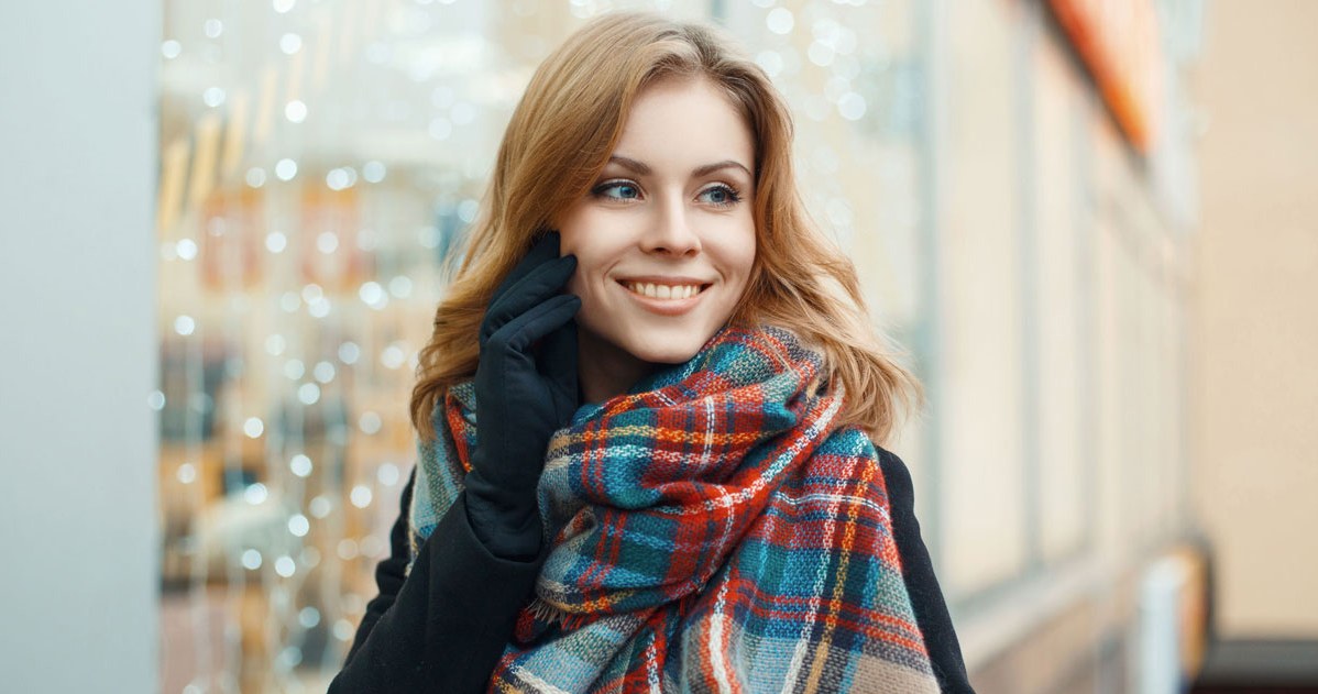 A poorly selected scarf can overwhelm the entire styling and disturb the proportions of the figure /Picsel