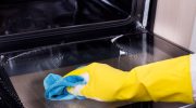 Is the oven glass covered with greasy deposits? This is how you remove it without scrubbing