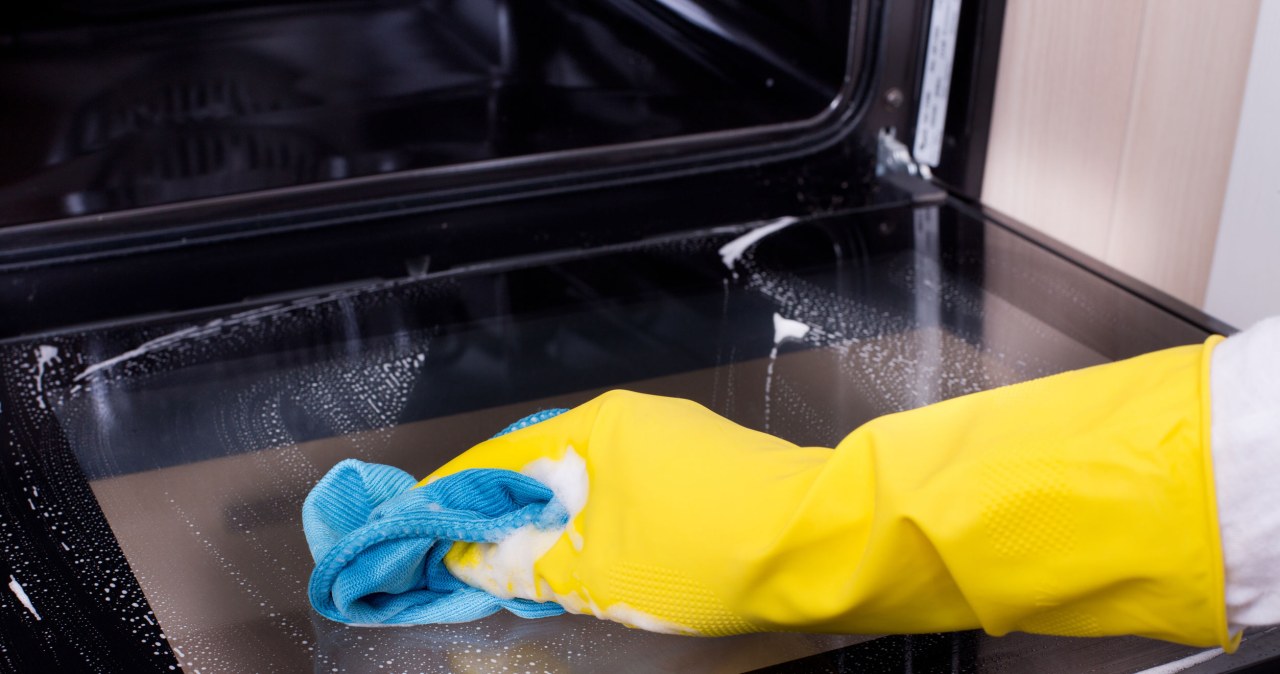 Is the oven glass covered with greasy deposits? This is how you remove it without scrubbing