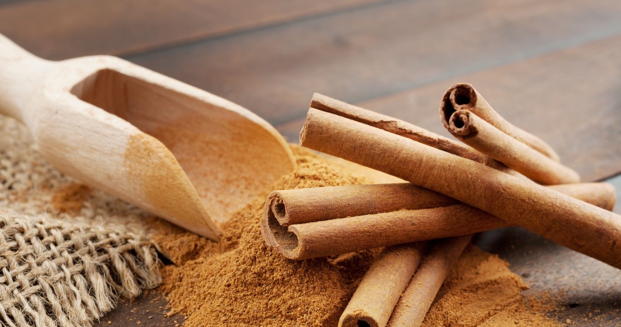 Cynamon stabilizes the blood sugars and a hunger seizure limit. /123RF/PICSEL