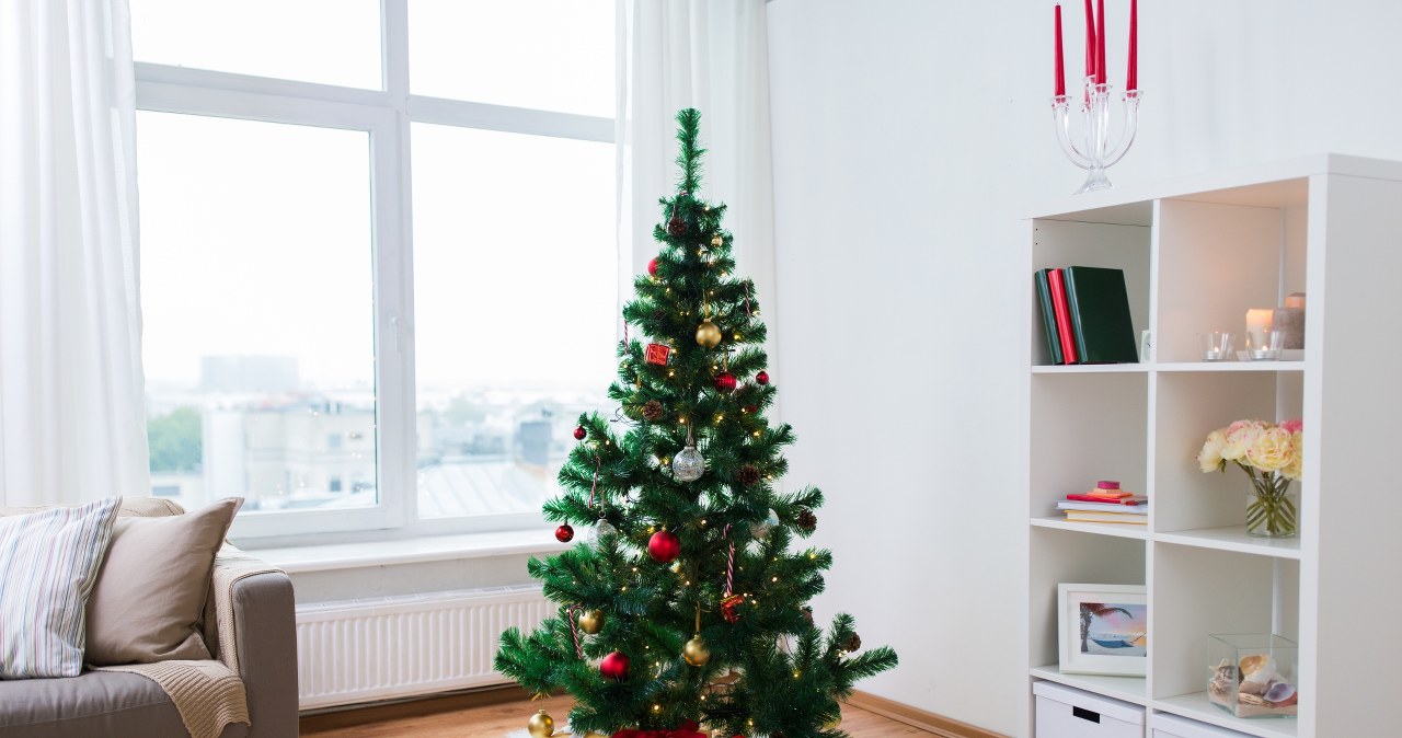 If we take care of it properly, an artificial Christmas tree will serve us for a long time, and during the holiday season it will become a decoration for our home. /123RF/PICSEL