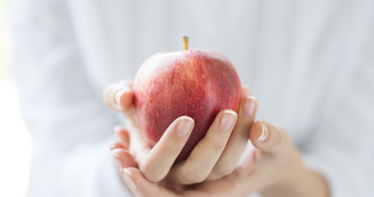 An apple and a few drops of lemon is a recipe for a great mask