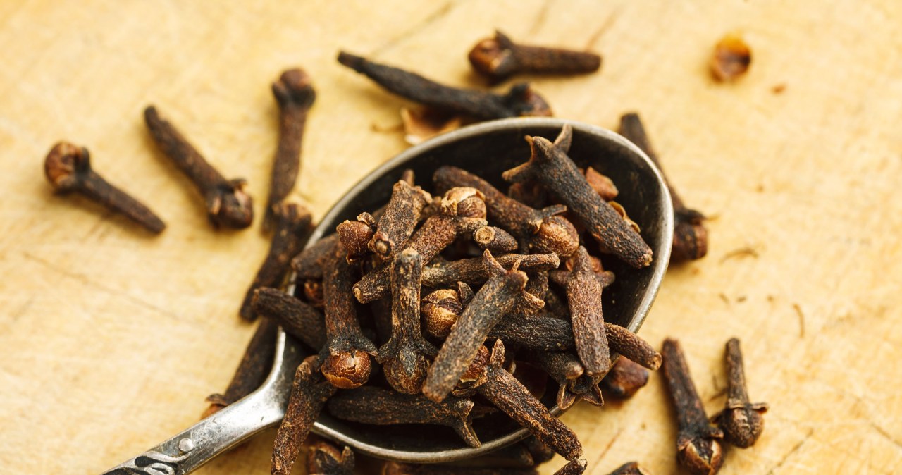 Cloves will help you cope not only with a sore throat, but also with toothache. /123RF/PICSEL