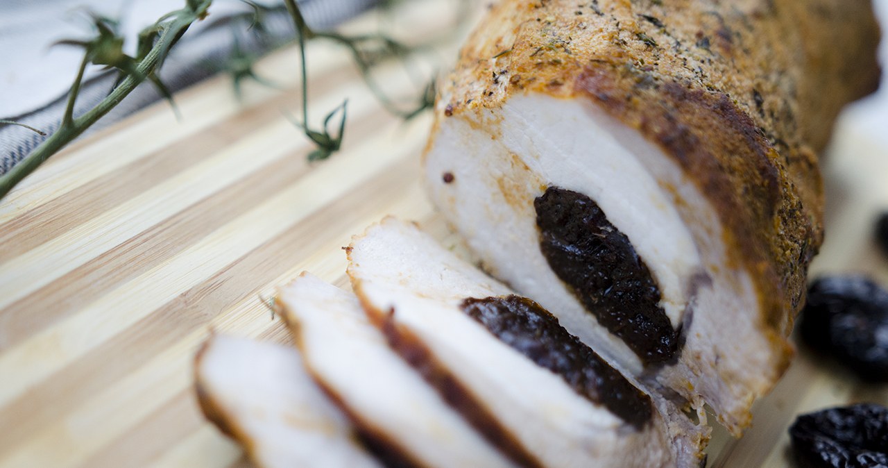 Pork loin with plums can be served cold as a snack or warm with sauce and potatoes /INTERIA.PL