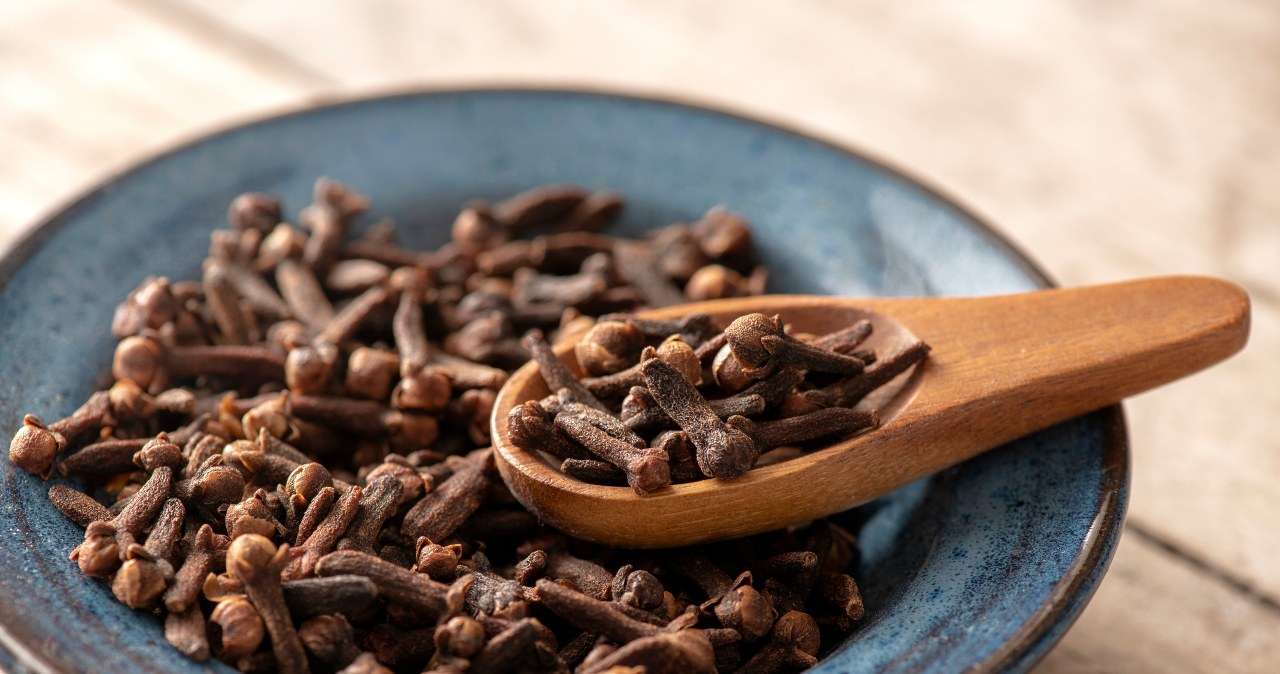 A handful of cloves thrown into boiling water will help get rid of the unpleasant smell of fried fish. /123RF/PICSEL