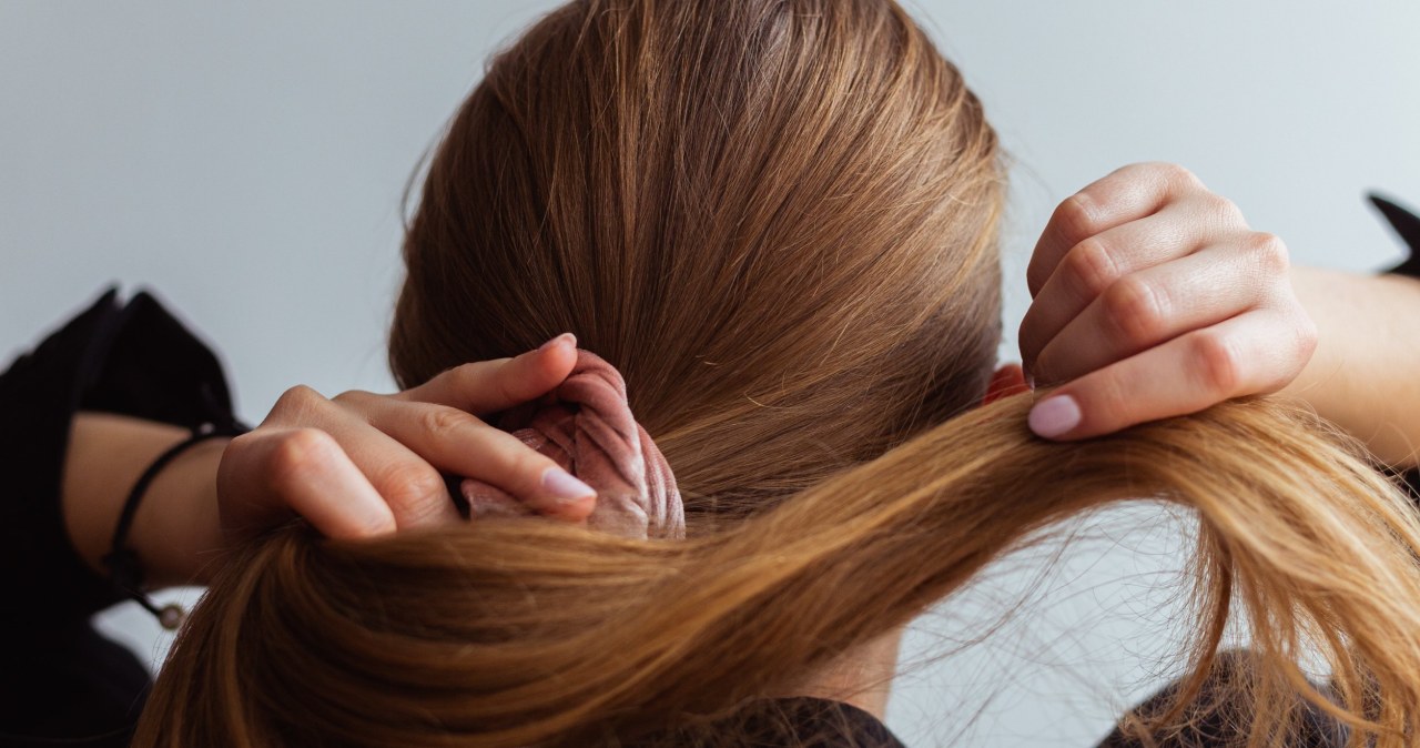 A smooth bun with curls near the face is a simple Christmas hairstyle /123RF/PICSEL