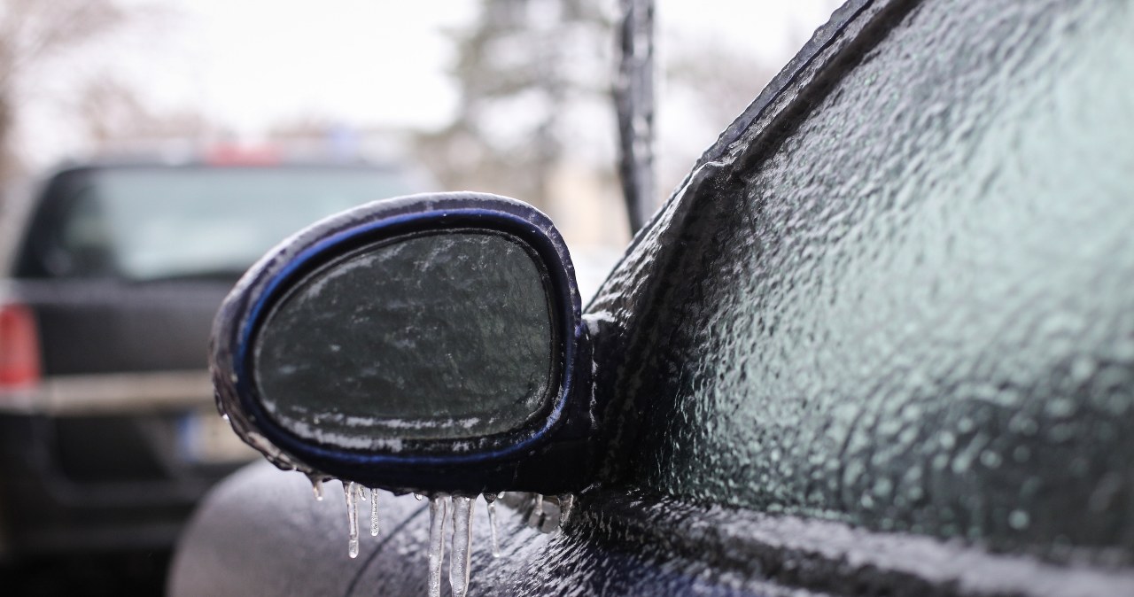 Homemade windshield washer fluid can also be used to defrost mirrors and side windows