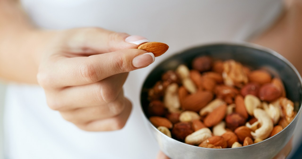 Almonds will help relieve the unpleasant burning sensation in the esophagus /123RF/PICSEL