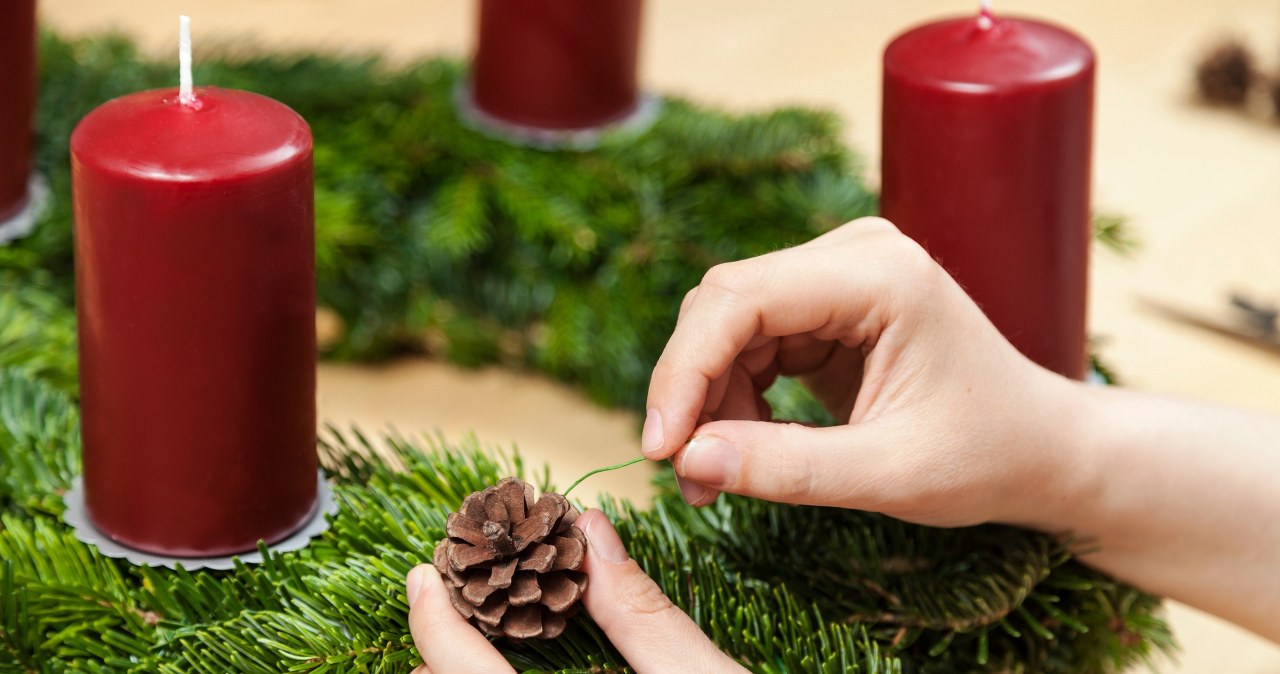 Preparing a Christmas wreath is not difficult, and it will save us money