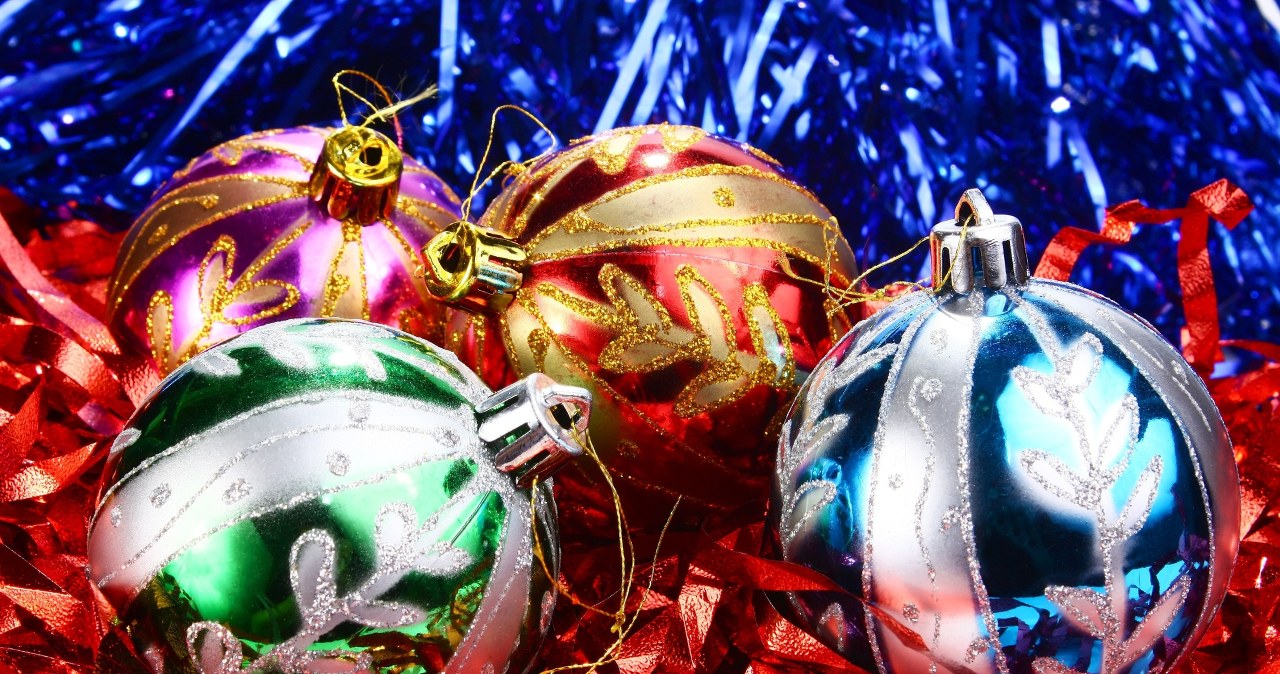 When there is a child at home, the Christmas tree must be decorated with great care. Let's remove all decorations that could pose a threat to the child, including glass baubles. /123RF/PICSEL