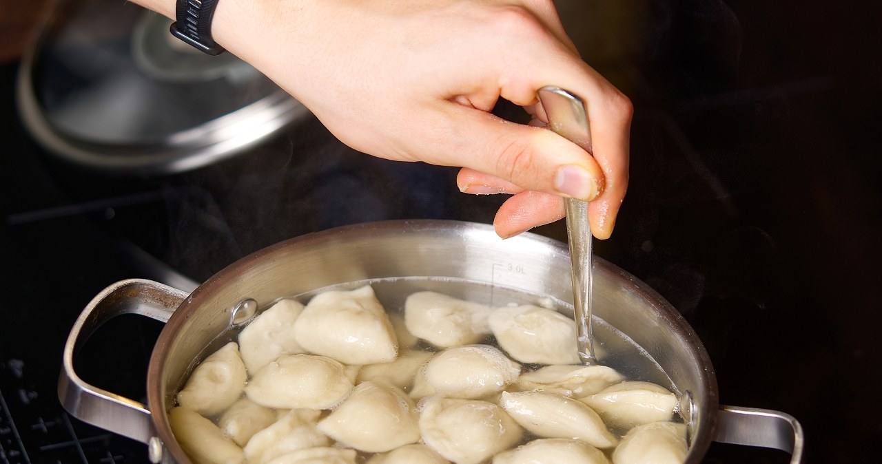 Before freezing, it is worth blanching the dumplings. To do this, simply immerse them in boiling and slightly salted water for about 30 seconds /Pixel