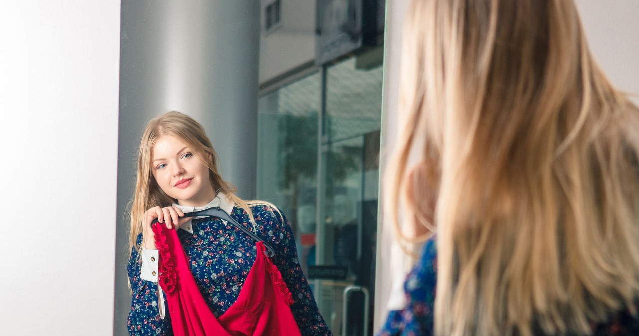 The cut of the dress should be adjusted to your figure /Pixel