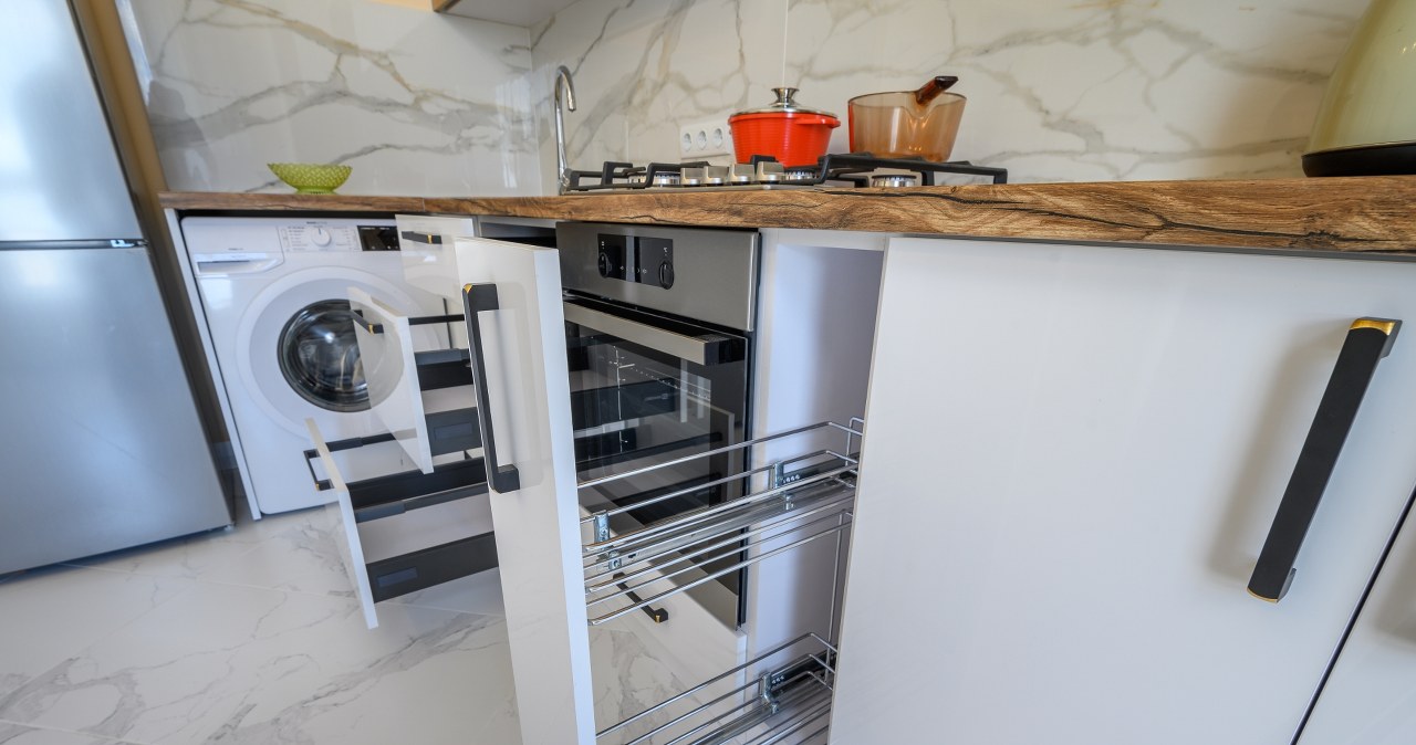 You can install a hanger in the cabinet to dry the cloths. /123RF/Picsel, 123RF/Picsel /Pixel