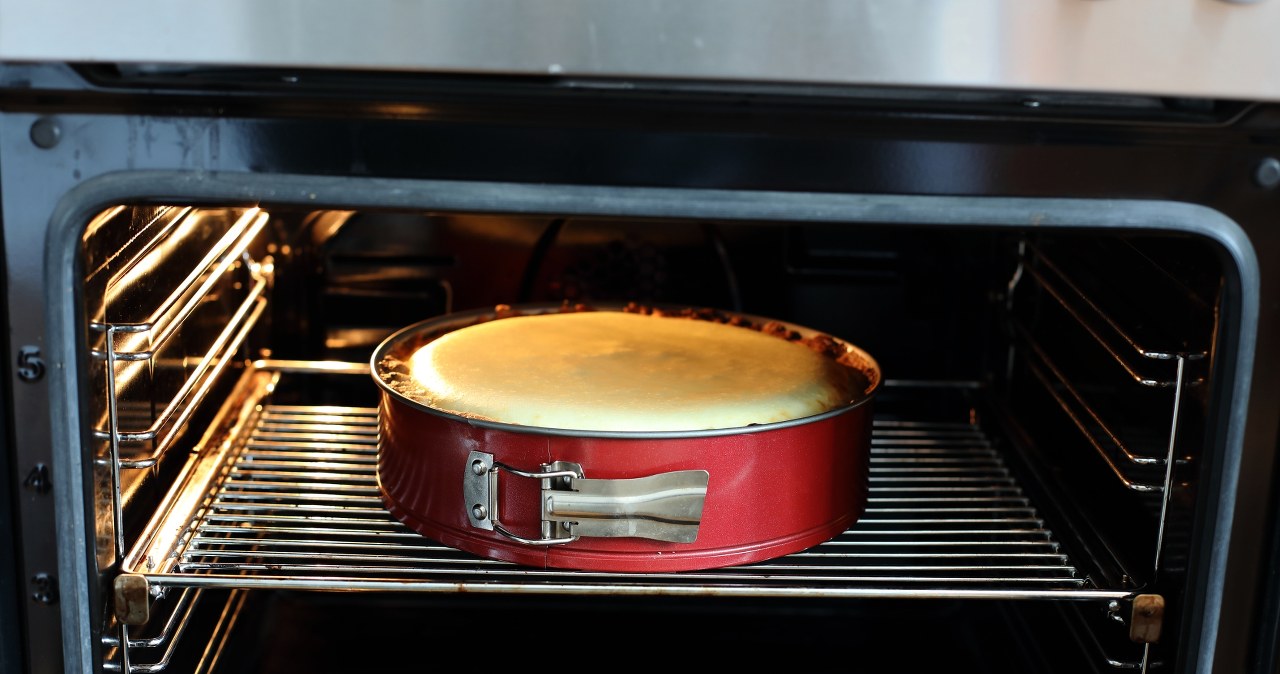 It is best to bake the cheesecake on the middle shelf of the oven. If placed too high, it will quickly burn /Pixel