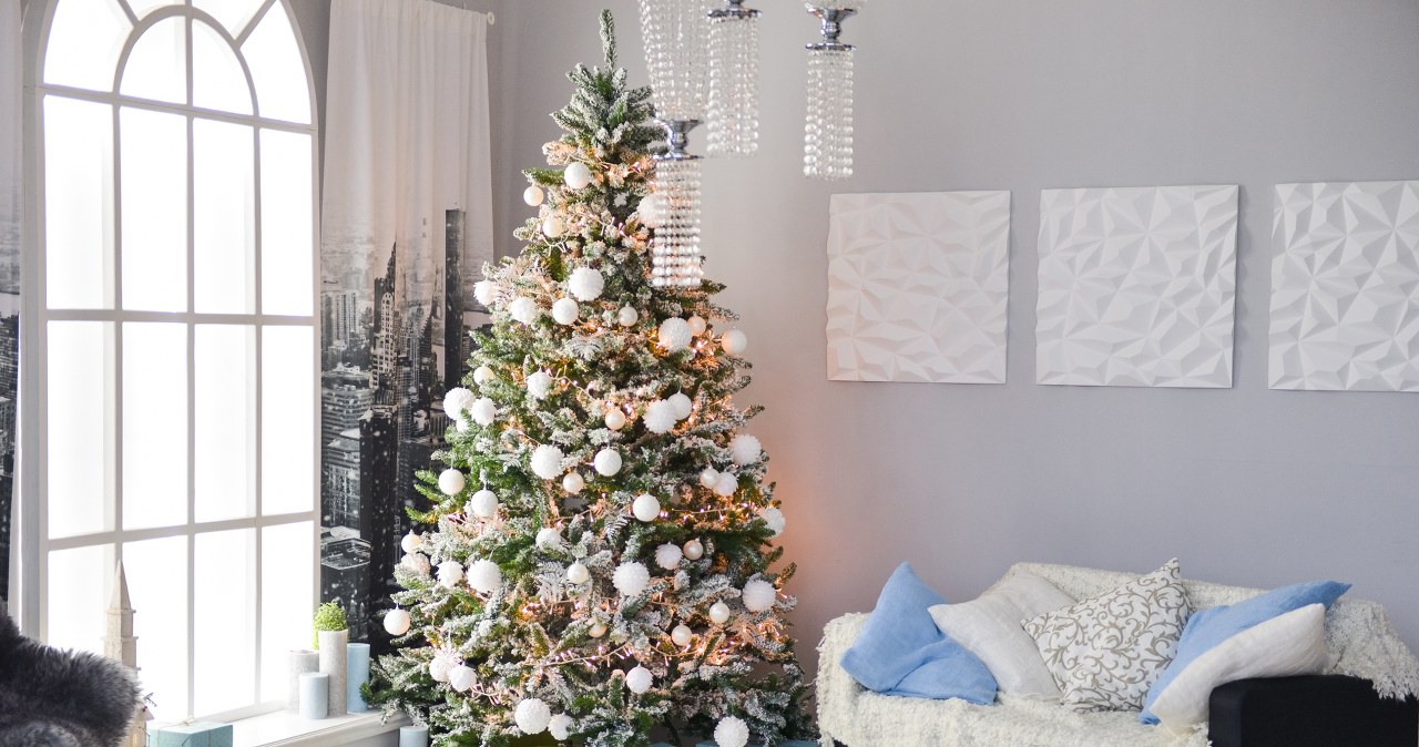 White decorations are an elegant and practical solution that goes well with other shades on the Christmas tree /Pixel