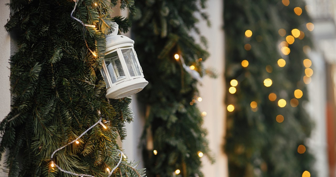 There are many ways to decorate the facade of your house for the holidays. The most important thing is that the decorations are resistant to moisture and frost. /Pixel