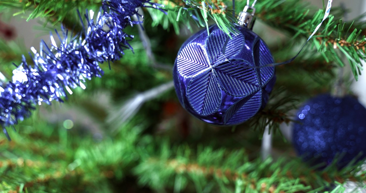 A Christmas tree with a navy blue accent gains elegance and brings to mind a magical winter time /Pixel