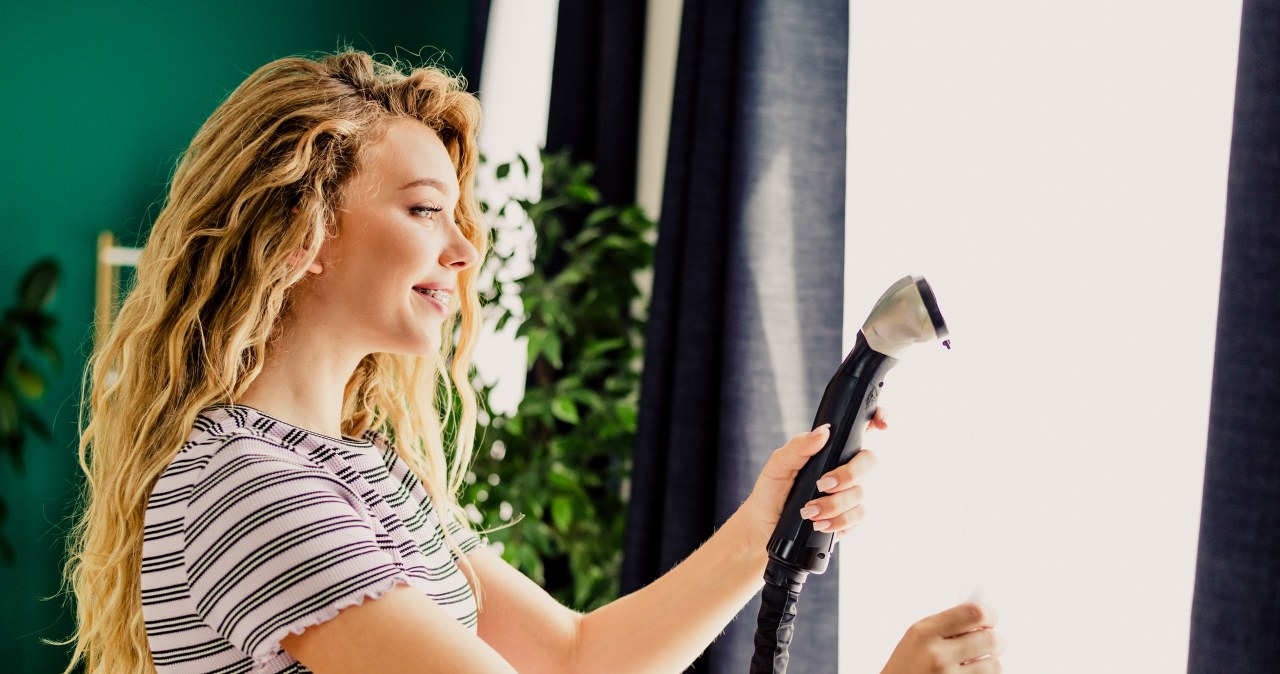 The steam will loosen the fibers, straighten out wrinkles and allow the prepared preparation to work better. Use a clothes steamer for this purpose, and if you don't have one, use a kettle with hot water /Pixel