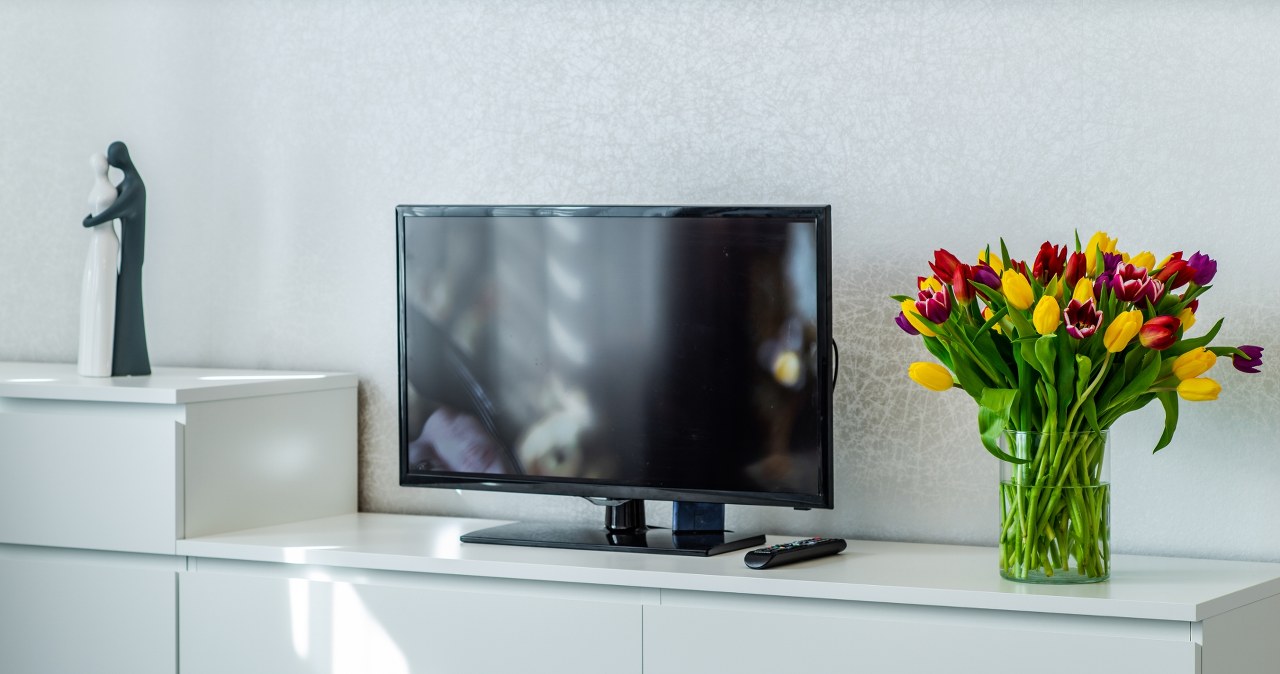 A TV set in front of a window is a bad idea. The daylight reflecting in it tires the eyes faster and takes away the pleasure of viewing /Pixel