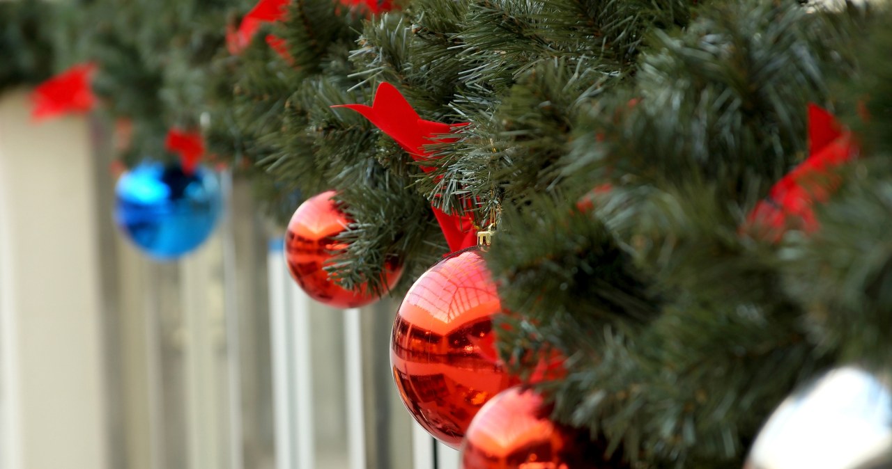 Christmas tree baubles can be hung on wires, strings and decorative ribbons. Fine threads are not needed at all. /Pixel