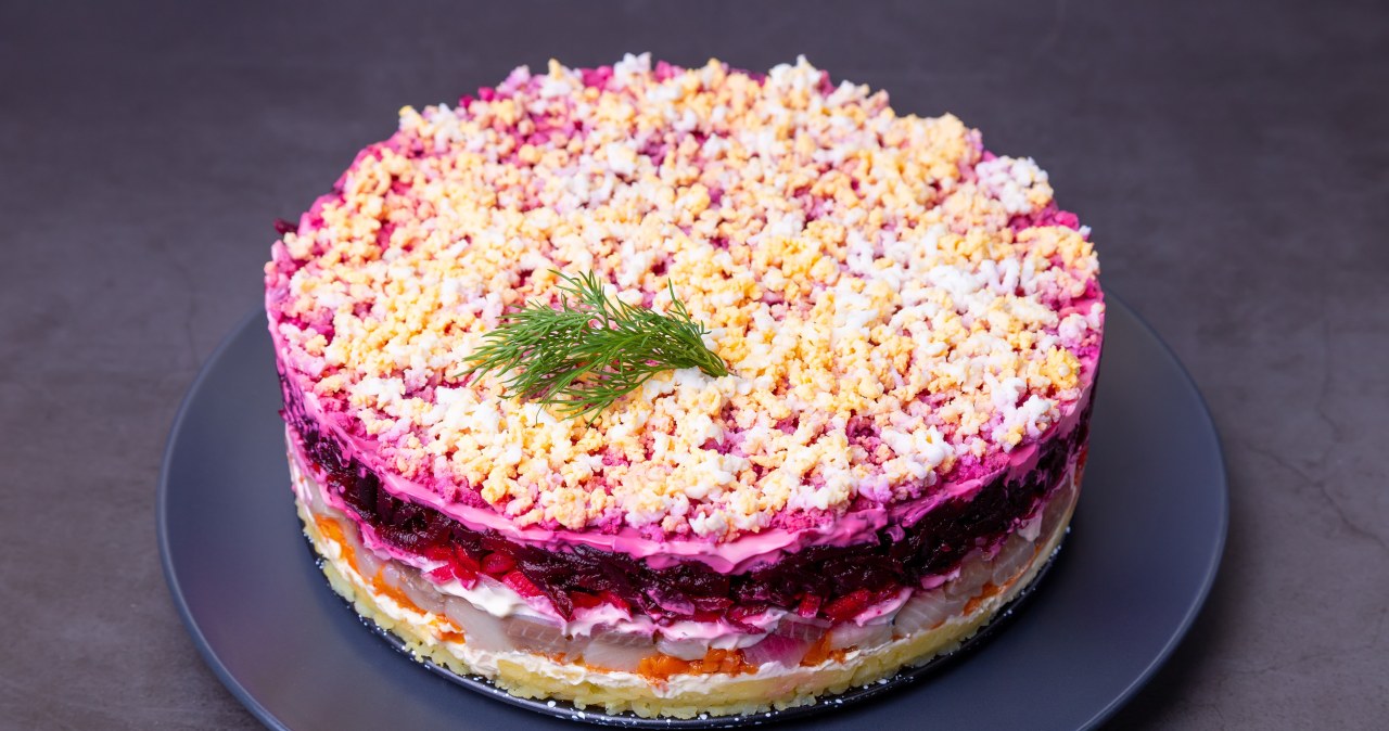 Herring salad with beets and eggs is reminiscent of another delicacy, i.e. herring under a blanket /tashalyubina /123RF/PICSEL