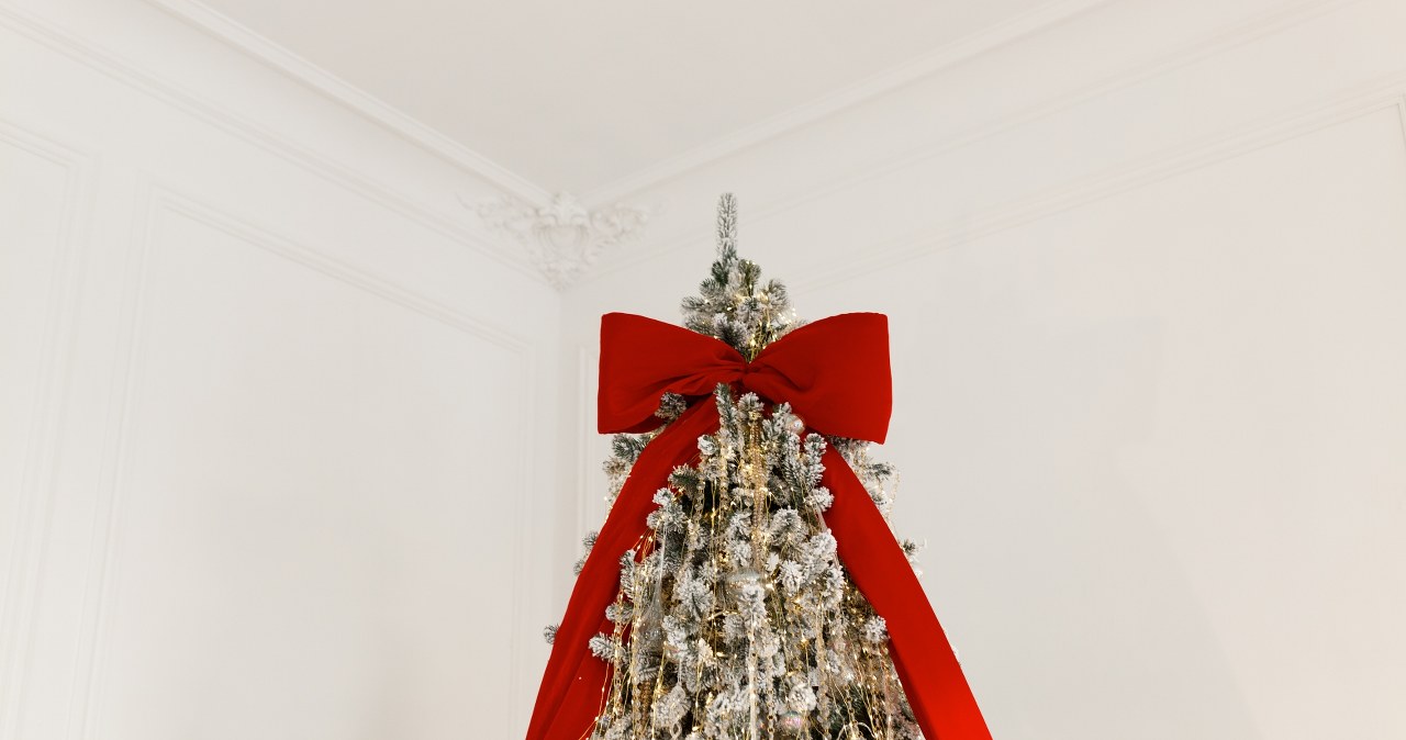 An XL bow is the most fashionable Christmas tree decoration. /Pixel