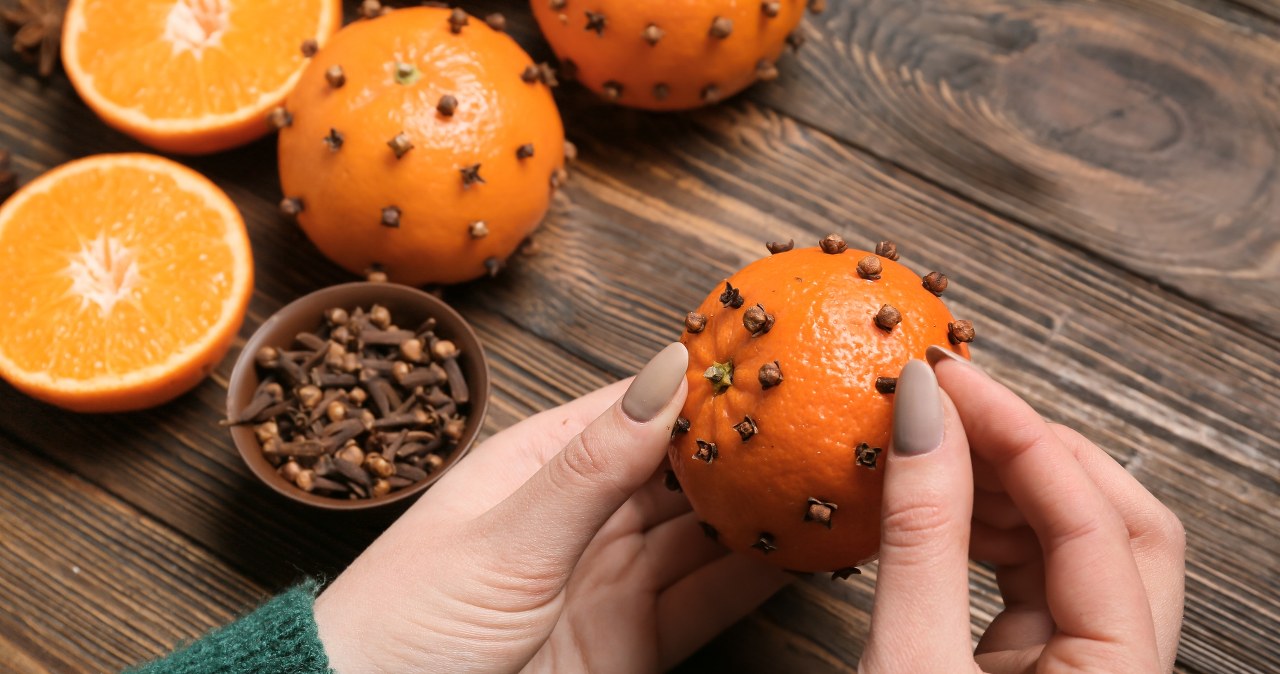 Sticking cloves into oranges is one of the easiest ways to create a Christmas aroma /Pixel