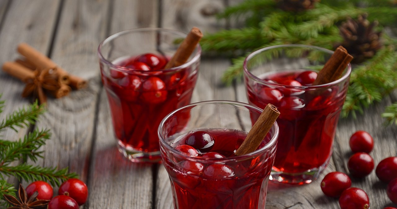Serve cranberry compote on holidays, decorated with a cinnamon stick, orange slices or a few pieces of cranberries /Pixel
