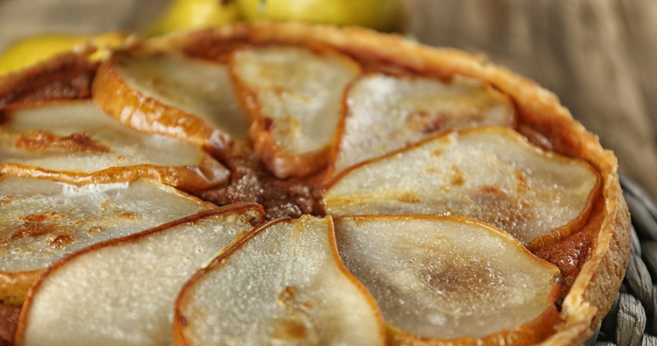 Add the pears to the poppy seed tart