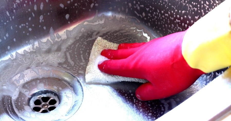 Take the cinnamon and pour it down the drain. You will say goodbye to a recurring problem in no time