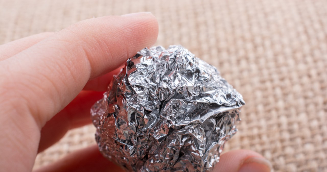 I always carry aluminum foil in my purse. In winter, it solves a troublesome problem