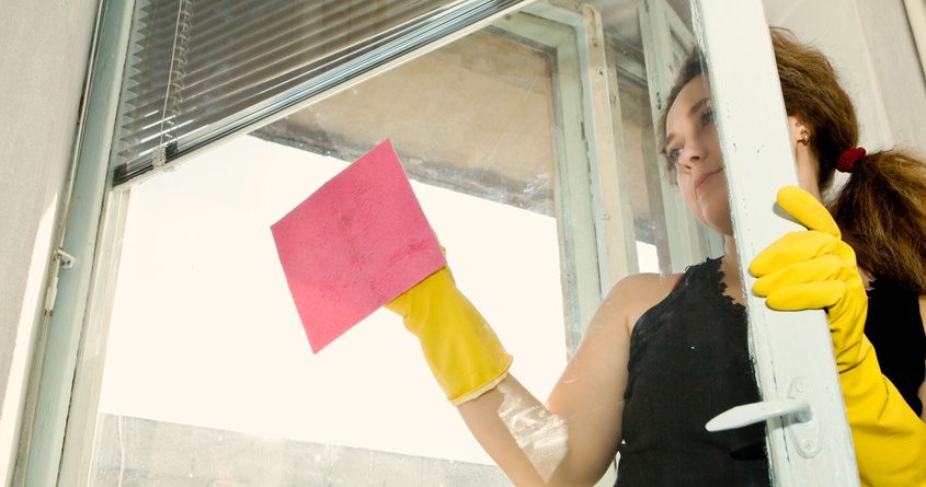 Do you wash your windows this way? Don't be surprised that they are covered in streaks