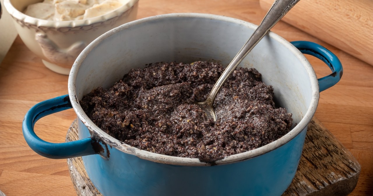 I have been making poppy seeds myself for many years. Poppy seed cake with such mass is impossible to imitate