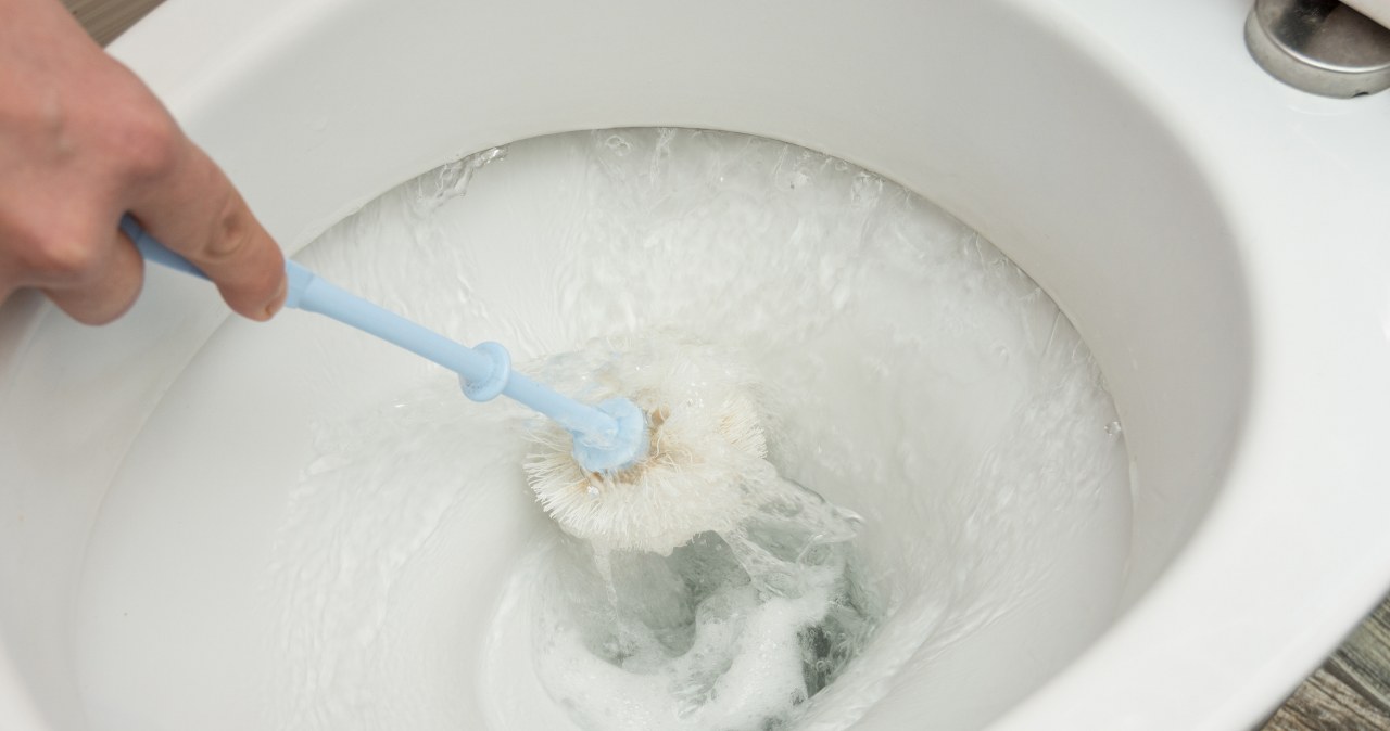 Mix and clean the toilet. Just 2 ingredients are enough to make it sparkling clean