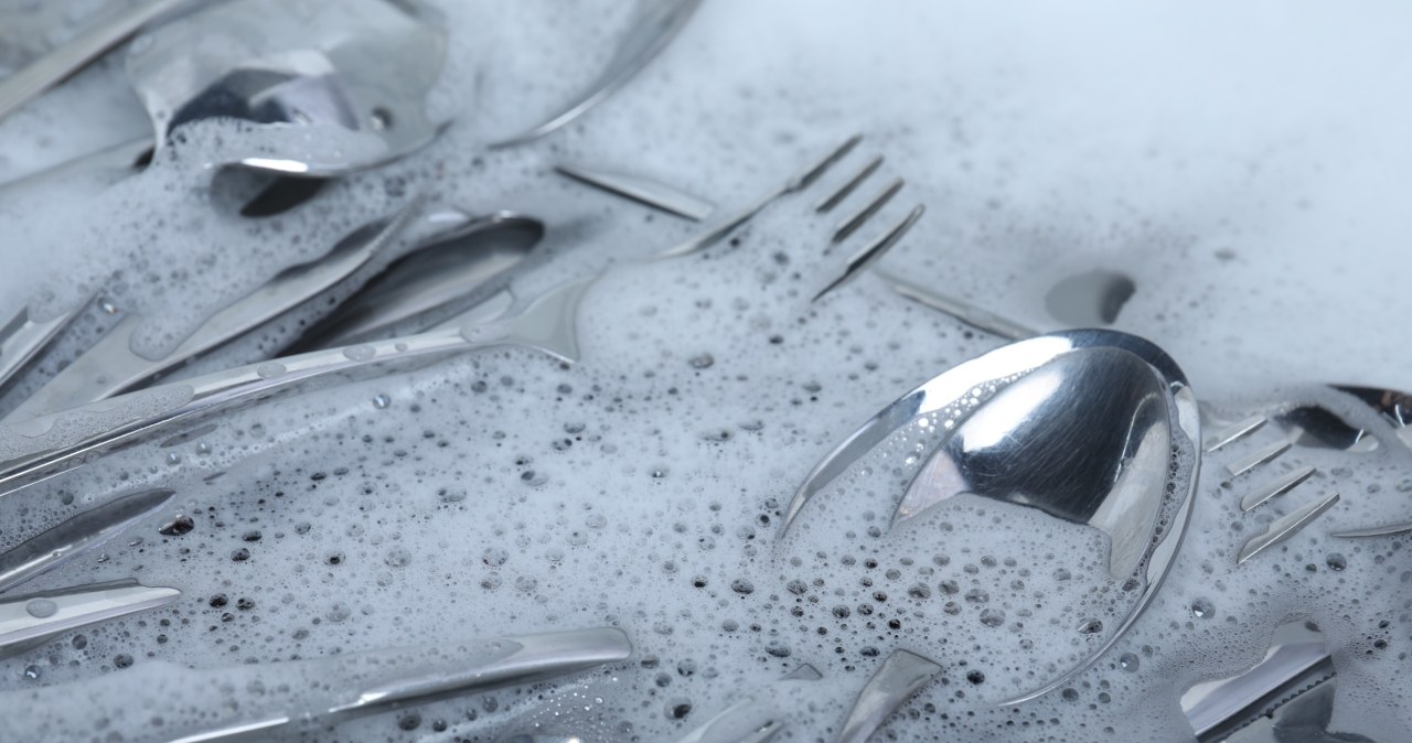 The cutlery will shine like new on the Christmas Eve table. This will restore their shine in just a few minutes