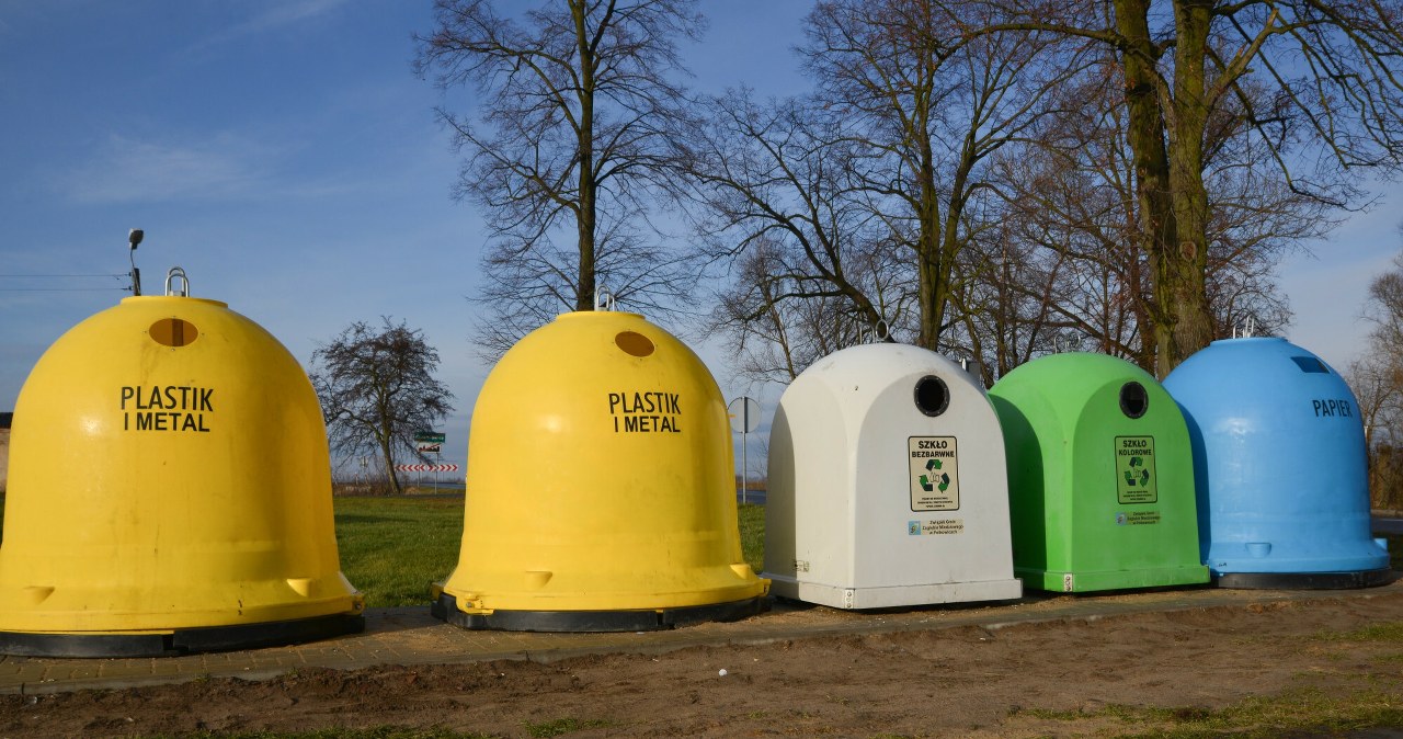 New color of garbage segregation containers. This has to be thrown into them