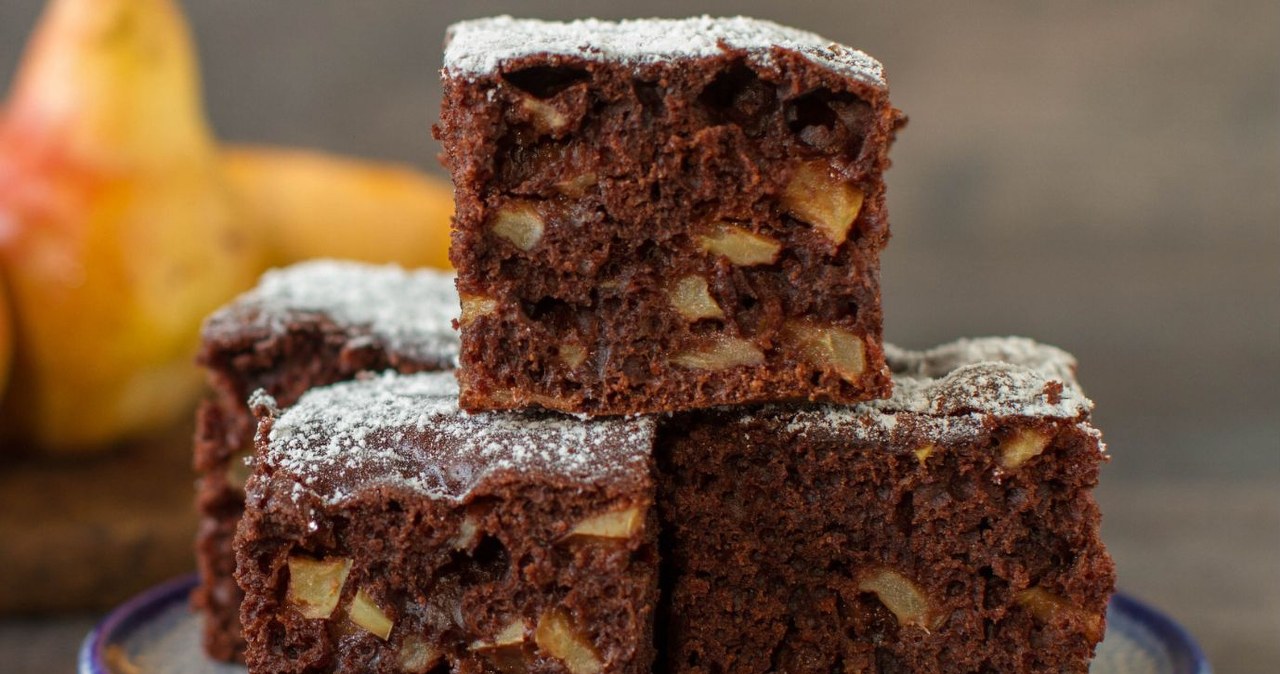 Soft and fluffy chocolate cake. Thanks to the fruit, it remains moist for a long time