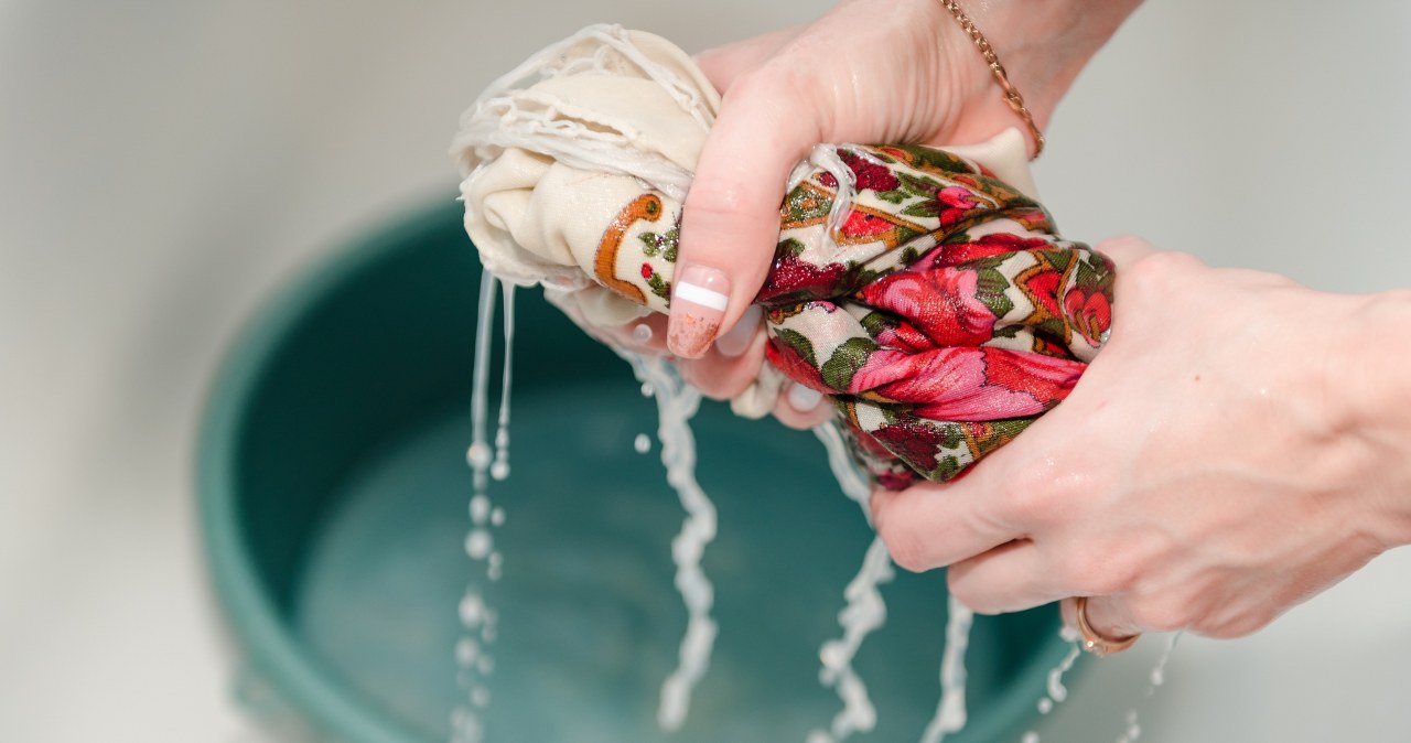 I only wash scarves this way. They do not pill and are warm for years