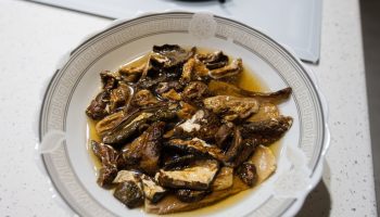 How to prevent dried mushrooms from being bitter? Soaking in water is not enough