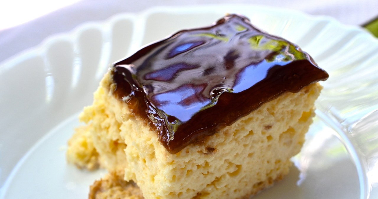 Świętoszek sponge cake. It tastes delicious with cocoa-caramel topping