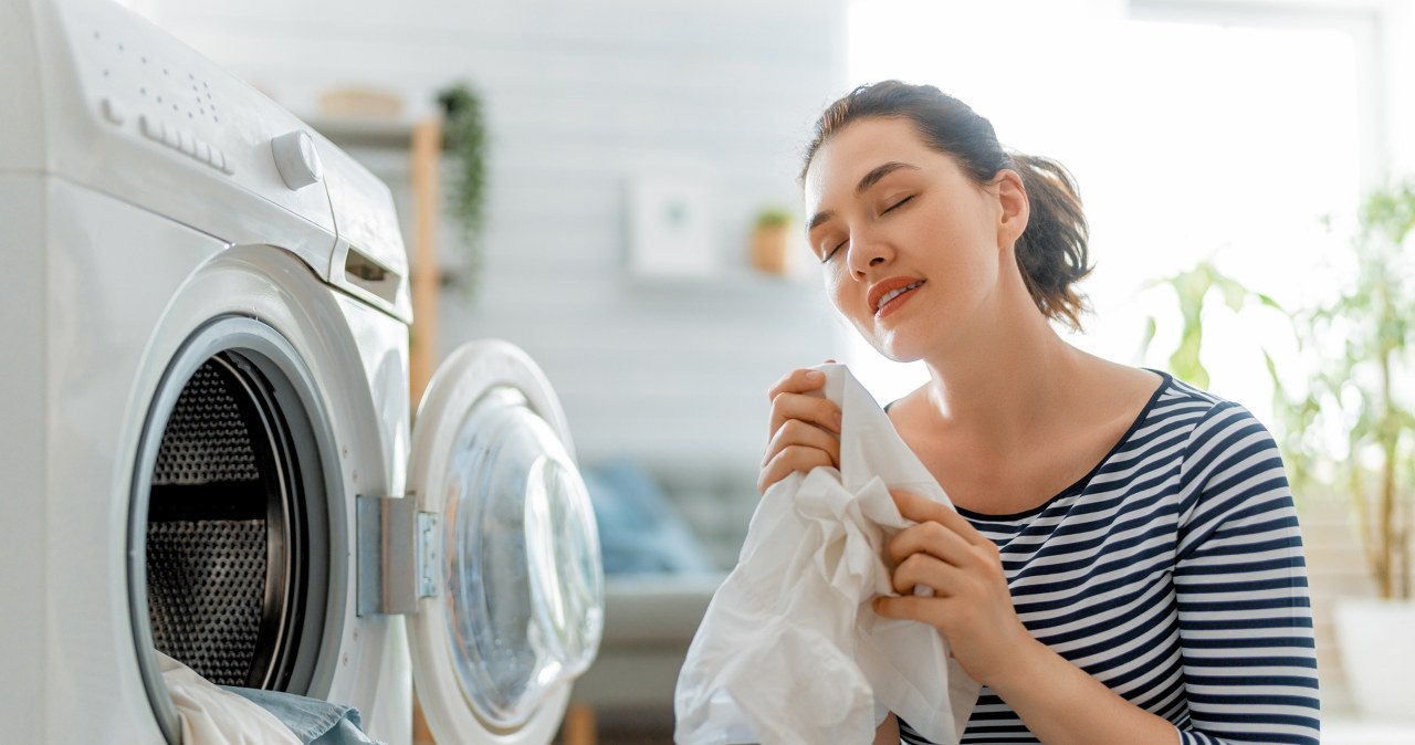 Add it to the laundry and your clothes will be soft and fragrant. You will forget about fabric softener