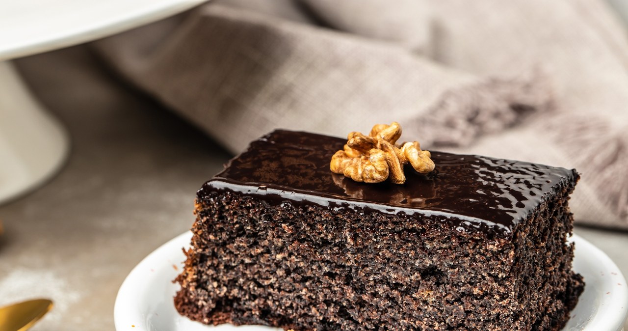 You can make this poppy seed cake in fifteen minutes. No kneading or grinding of poppy seeds