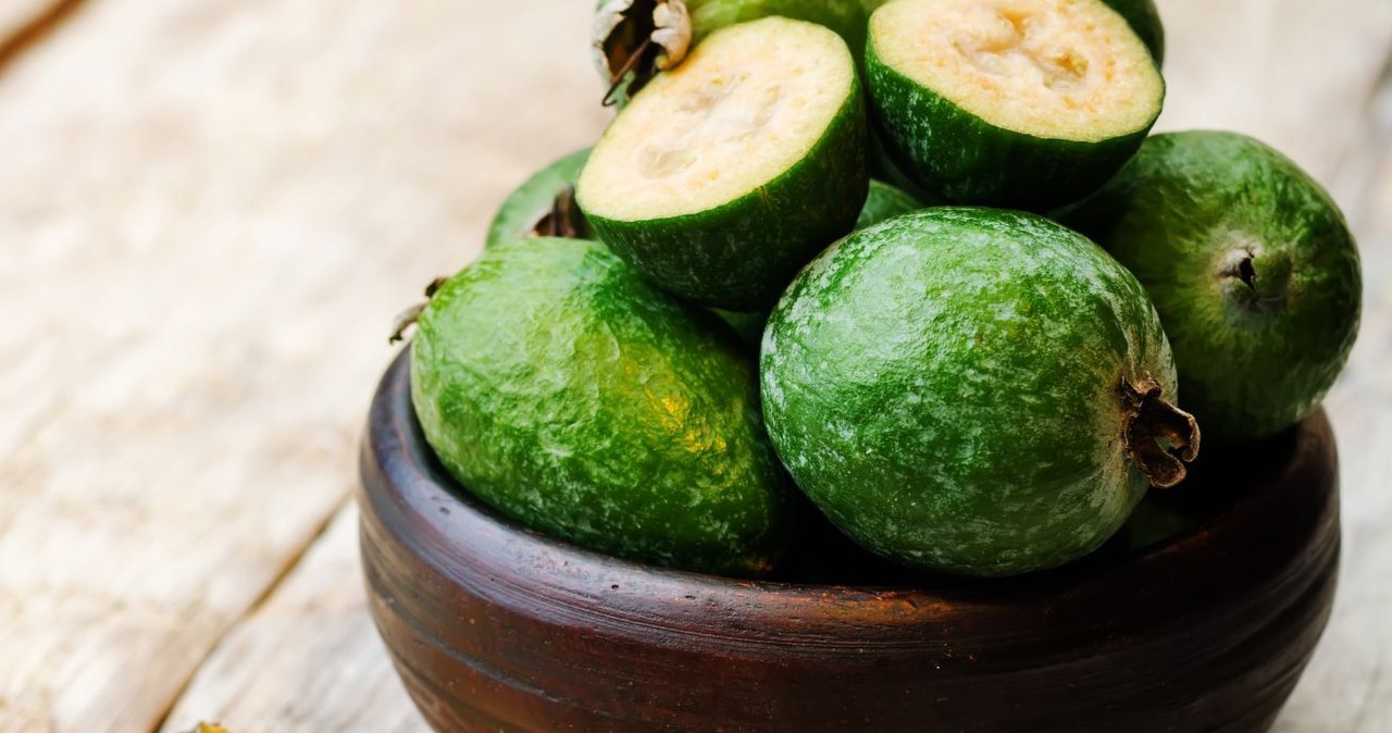 It tastes like a mix of apple, pineapple and banana. It has a lot of fiber and iron, after eating the intestines work properly